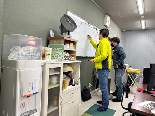 日程調整の様子　共有のホワイトボードでこまめに予定を確認します