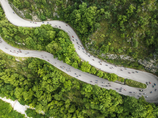 Spektakuläre Strecken, überwältigende Pässe und namhafte Etappenorte begleiteten die Teilnehmenden der TOUR Transalp in den vergangenen Tagen ©Markus Greber