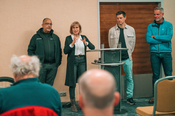 Ab Januar 2025 werden die ersten RAYMON Tarok Modelle an die Bike-Händler geliefert. © Raymon