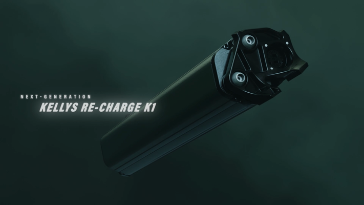 Die THEOS R-Serie wird mit einem KELLYS Re-Charge K1 Li-Ionen-Akku mit hoher Energiedichte und 725 Wh (20 Ah) geliefert