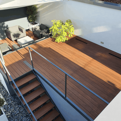 Mehrstöckige Außenterrasse mit Bambus-Terrassendielen und eleganter Sitzecke.