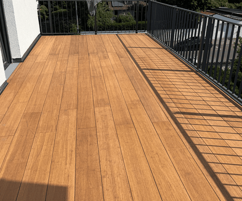 Closed Decking Dielen. Ein Witterungsbeständiger Balkonbelag erstellt mit dem Bambusholz Cristobal.