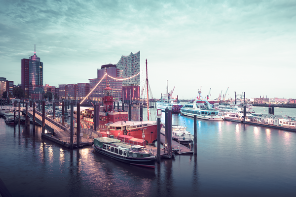 Der Hamburger Hafen in der Abenddämmerung, fotografiert 2023