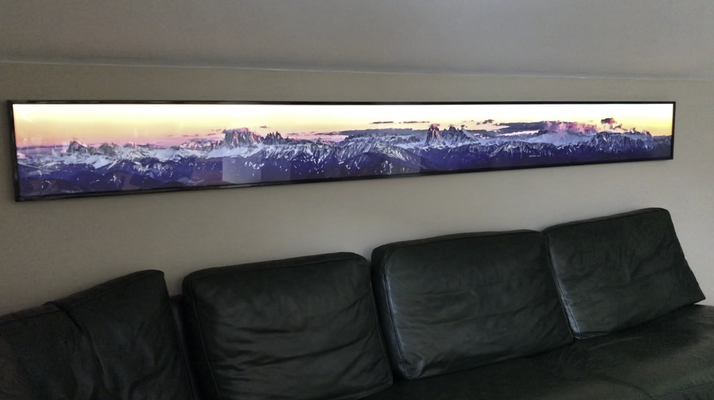 Motiv "Dolomiten abends" (Sonderanfertigung LED-Leuchtkasten, dimmbar, 300x27cm) - Privat, Südtirol