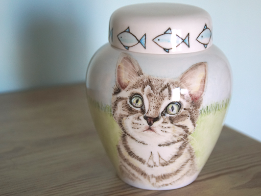Dieren-urn-kat-Unieke-handbeschilderde-dierenurnen-katten-urn-met-portret-kat-Unieke-maatwerk-urn-Bijzondere-urnen-Maatwerk-Urnen-voor-dieren-Handgemaakte-Urnen-voor-kat-Urnen-voor-huisdieren-Keramische-Urn-kat-persoonlijke-urn-laten-maken-urnen-kat
