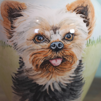 Handbeschilderde-dierenurnen-handgeschilderde-dierenurnen-urn-voor-hond-urnen-voor-huisdieren-handgemaakte-urnen-maatwerk-urnen-voor-dieren-urnen-dieren-unieke-hondenurnen-honden-urnen-keramiek-Phebe-portret-urnen-voor-hond-bijzondere-urnen-urn-hond-urn