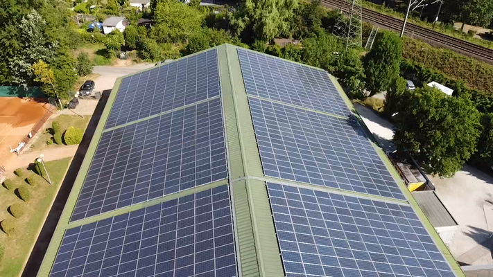 Tennishallen-Dach mit Photovoltaik-Anlage