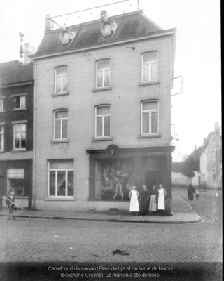 Carrefour du bd Fleur de Lys et de la rue de Namur. La maison de la boucherie Croone a été démolie.