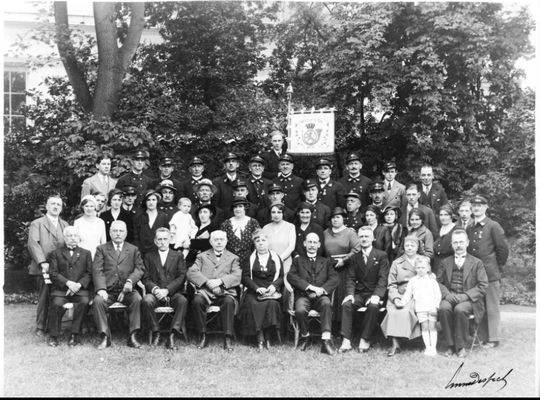 Amicale des facteurs dans le jardin de l'ancien lycée royal rue de Soignies