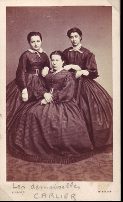 Madame Raymond Carlier et ses deux filles