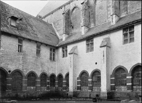 Vers 1910 - Ancien cloître des Récollet et collège communal