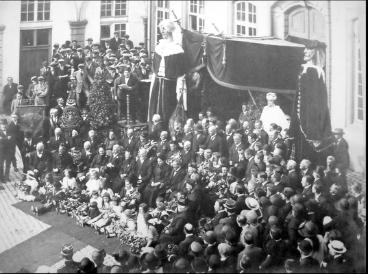 21 mai 1924 - Les noces d'or à Nivelles dans la cour de l'hôtel de ville