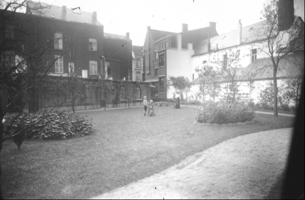 Jardin devenu un parking accessible par la rue du Déversoir. Les maisons à l'arrière-plan sont celles de la rue de Namur.