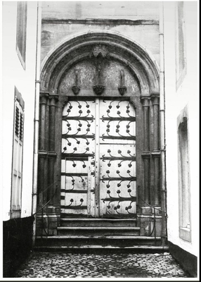 Le porche d'entrée de la collégiale Sainte-Gertrude