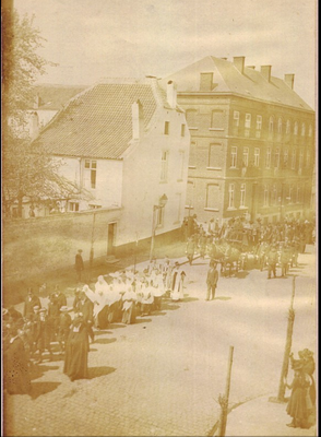 29 avril 1900 - Funérailles de Florentin Huet, dernier héros de 1830. A l'avant, le clergé, les apôtres et les dames bleues