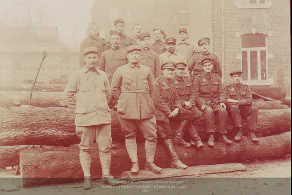 20 novembre 1918 - Prisonniers français et anglais libérés, chez Pardonche (parking de l'ancien magasin Aldi au centre-ville)
