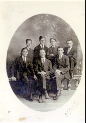 Debout : Robert Godeau-Gérard Declercq - Lucien Barbier - Joseph Saintes. Assis : Désiré Havaux - François Cerny (Genappe) - Jules Art (Bousval). les 5 premiers de Nivelles