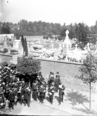 Cimetière. Il s'agit probablement de l'enterrement décédé en 1901. Il était le chef de la fanfare " Les Amis de la Concorde "