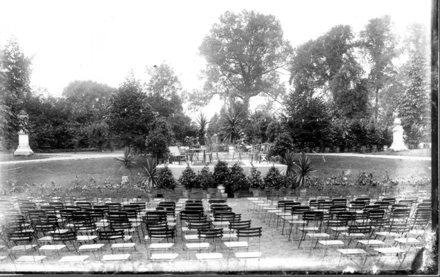 Les jardins du château du Fontenau. Cette photo a servi à la réalisation d'une carte postale pour la représentation de l'Arlésienne du 13 juillet 1913 par le cercle Le Réveil