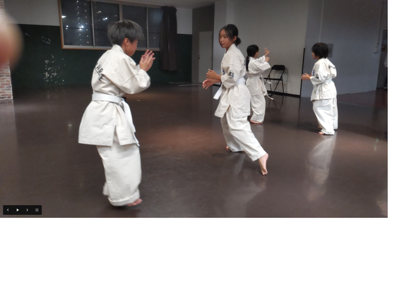 小学生が二人組で肩を先に触る、ゲームをしているところ
