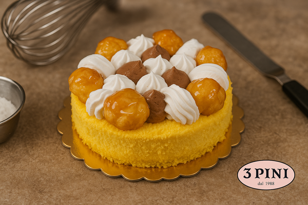 Torta Saint Honorè, pan di spagna al maraschino crema pasticcera panna montata e piccoli bignè.