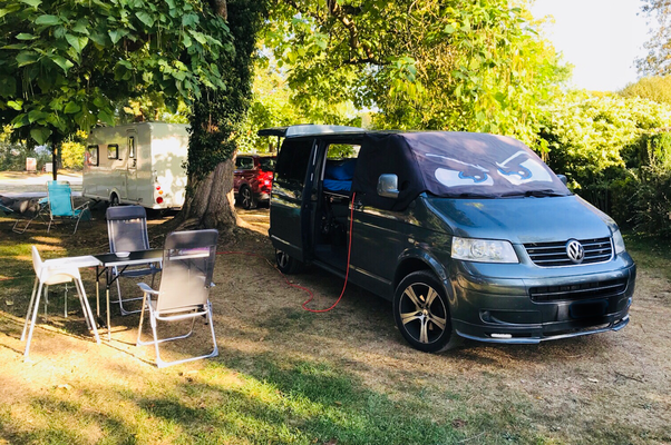 Hitzeschutz und Verdunkelung für den T5 beim Camping mit Familie