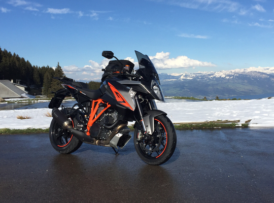 KTM 1290 Superduke GT Umbau, Powerparts, Akrapovic Endschalldämpfer und Frontfender, R&G