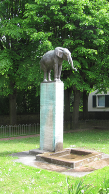 Elefantenbrunnen, Leverkusen gesiftet von Carl duisberg