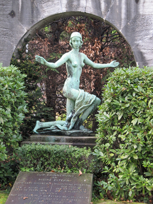 Skulptur am Grabmahl Duisberg, Leverkusen