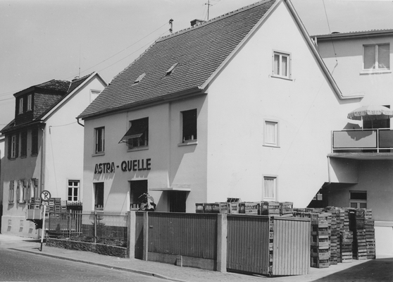 Standort 1 - Ansicht des Betriebsgrundstücks der Astra-Quelle in der Friedberger Straße 32 und 30 um 1960
