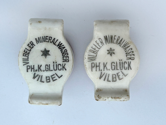 Porzellanverschlüsse von Philipp Karl Glück etwa zwischen 1905 und 1920 in Verwendung