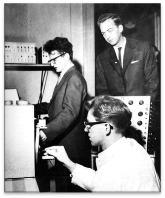 In primo piano Bent Scharøe Petersen, Jørn Jensen sulla sinistra e Richard Petersen a destra. 1958. - Fonte: Datamuseum.dk 