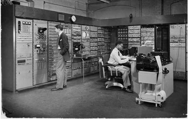 1951 Completato il progetto Whirlwind      Una foto emblematica: 1951, Whirlwind appena completato, sulla destra, Joe Thompson, 18enne neo diplomato e addestrato come uno dei primi due operatori di computer. 