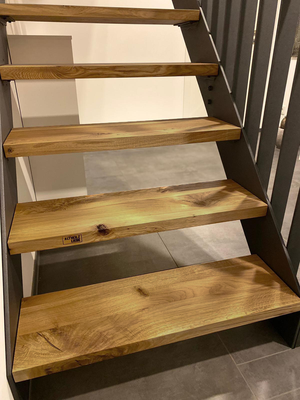 Stahlwangentreppe mit eingelegten Stufen, Treppenstufen in unserem Altholz Eiche aus recycelten Eichenbalken, hellere & cleanere Sortierung
