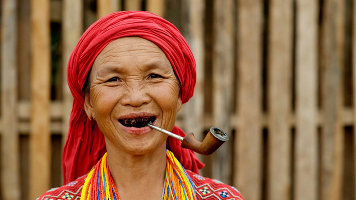 Alte Hilltribe Frau raucht Pfeife