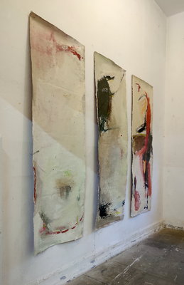 o.T., 70 x 205 cm, totes Eichenholz, Eichenkohle, Acryl auf unbehandelter Leinwand, 2023