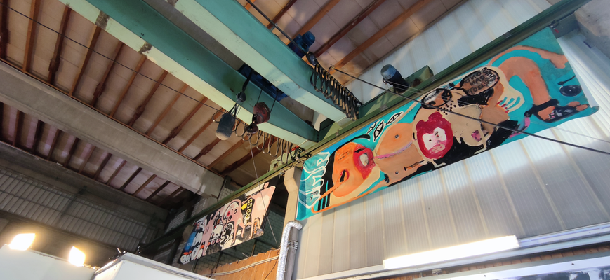links: Schwarmblödheit, 2019,rechts: Über Sterblichkeit (Der Mond ist ausgegangen), 2021. beide LKW-Plane, 150 x 450 cm