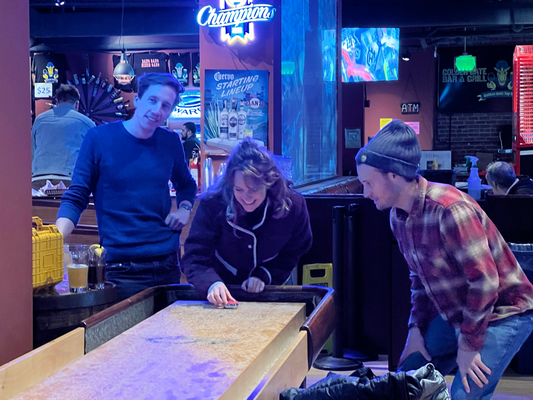 Richtiiiig, Golden Gate Tap Room mit Shuffleboard:)