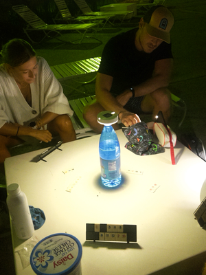 und Rummikub am Pool im schlimmste Liecht :D