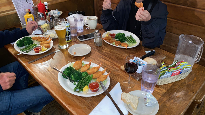 Fäbe: "Ässed uf kein Fall Seafood zmitzt im Nirgendwo", Mami, Papi & Jasi: "Ok". 24 Stund spöter irgendwo im Nirgendwo: "Oh da hets Shrimps uf de Charte!"