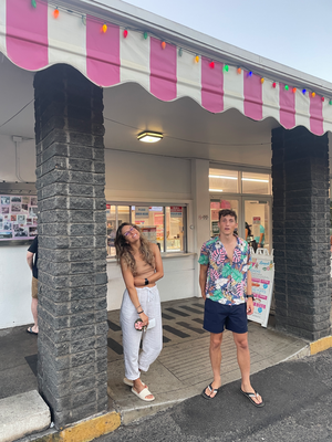 am viertelab 6i - mir stönd a bi de Leonards Bakery wo bekannt isch für ihri Donuts :D