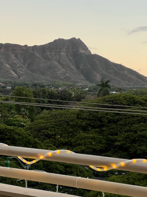 Fiirabig Drinks ufem "Deck" mit Blick uf de Diamond Head..