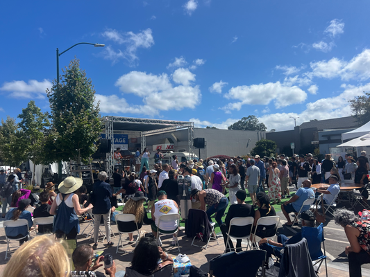 Burlingame Festival - die ganz Hauptstrass isch gsperrt gsi für Ässens- und Märtständ. Au Bühne, Music und Chindersache hets natürli gha!