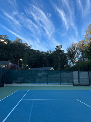 Tennis am 4i, scho mit Liecht :)