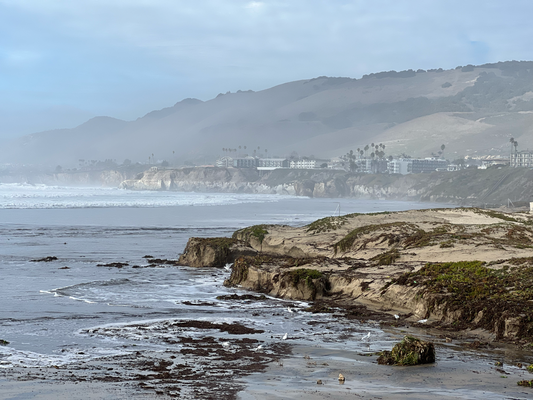 Pismo Beach; Churz nach High Tide (Flut) in zämmehang mit Vollmond und de Stürm vor de Küste...