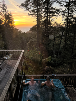 D'Buebe mit Bier vom Hot Tub uus,