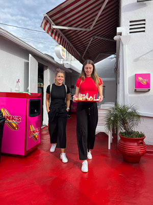 S'kritische Gsicht bim Bstellig bringe het viel usgseit... Vorher hemmer eus no gfrögt was für Grüsel de Hotdog mit Ghakets drum bstelled... Ez wüssemer das "Chili" Hod Dog nöd scharf isch, sondern Ghackets druf het :'O