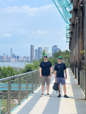 De Park in Williamsburg mit de Skyline im Hintergrund.