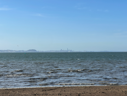 As Meer spaziert und bis id Stadt füre gseh. Ebefalls festgstellt dasmer ah dem Strand da wohl eher eifach nu chillt statt is Wasser gaht ;)