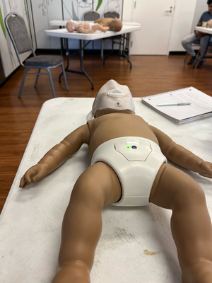 1. Hilf Kurs für Baby hend mer bsuecht am Sunntig - spannend und sicher guet gsi zum mal güebt z'ha ah sonere Puppe. Hoffentli bruchemers nie!